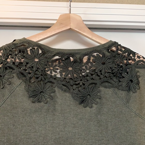 AE xs cute army green long sleeve with inset lace - Picture 7 of 11